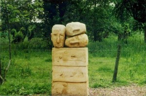 •  Drie hoofden: grenenhout